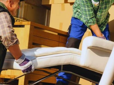 Imballaggio per traslochi Tradate Professionista conclude il servizio di imballaggio per trasloco a Tradate collocando i mobili su un furgone