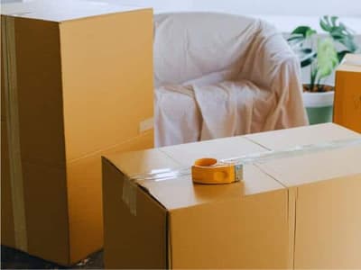 Trasloco con custodia mobili Tradate Un insieme di scatole di cartone e diversi mobili vengono predisposti per i traslochi e custodia mobili Tradate