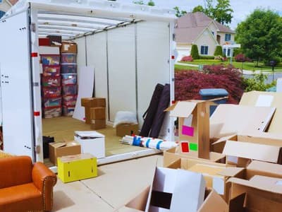 Traslochi con deposito dei mobili Tradate Un furgone di colore bianco viene preparato per il trasloco con deposito dei mobili Tradate